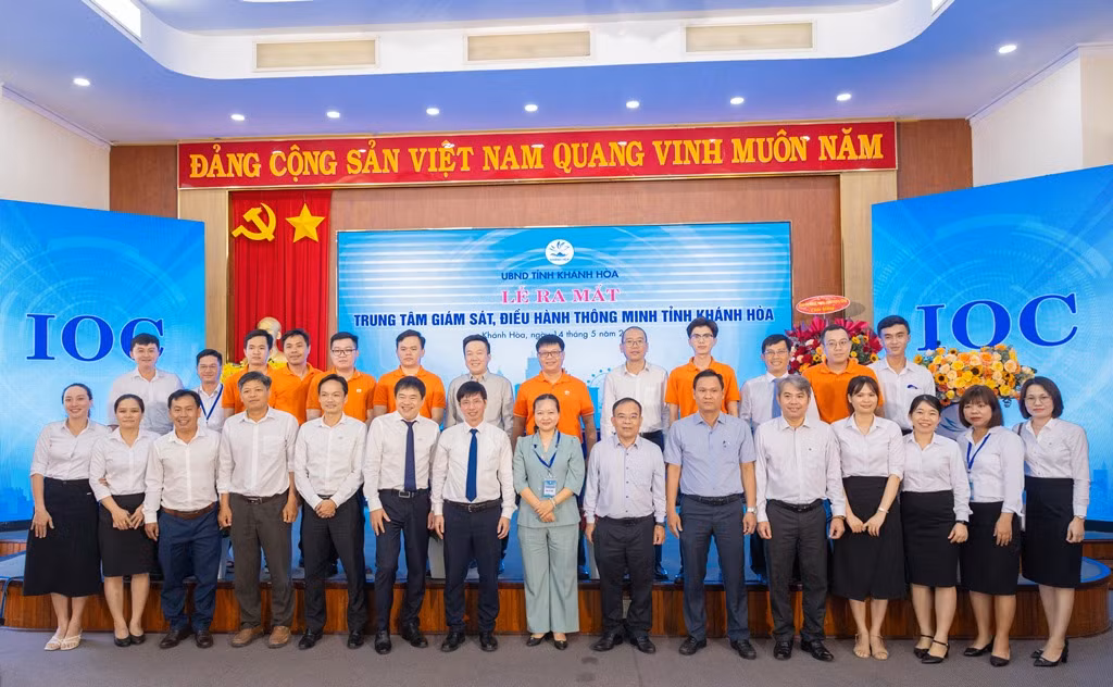 Các đại biểu tham dự Lễ ra mắt Trung tâm Giám sát, điều hành thông minh tỉnh Khánh Hòa. Các đại biểu tham dự Lễ ra mắt Trung tâm Giám sát, điều hành thông minh tỉnh Khánh Hòa.