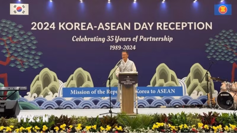 Đại sứ Phái đoàn Hàn Quốc tại ASEAN, Lee Jang-keun phát biểu tại buổi lễ. (Ảnh: Đào Trang/TTXVN)
