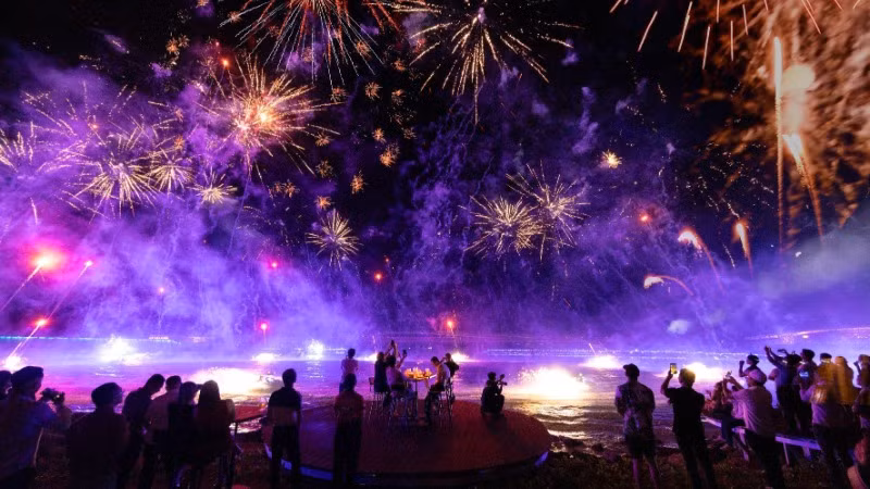 Show diễn Symphony of the Sea tại Thị trấn Hoàng Hôn. Show diễn Symphony of the Sea tại Thị trấn Hoàng Hôn.