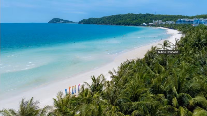 Màu biển đẹp như tranh của Bãi Kem - một trong những bãi biển đẹp nhất hành tinh. Màu biển đẹp như tranh của Bãi Kem - một trong những bãi biển đẹp nhất hành tinh.
