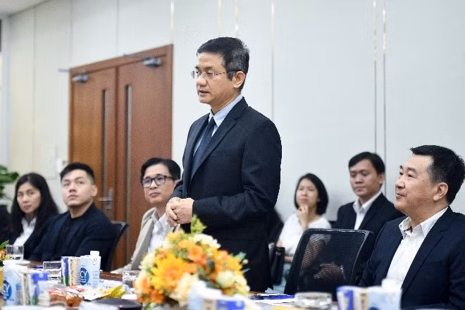 Ông Nguyễn Quang Trí, Giám đốc Điều hành Vinamilk, phát biểu về những định hướng cho hợp tác chiến lược trong buổi lễ kí kết. (Ảnh: Vi Nam) Ông Nguyễn Quang Trí, Giám đốc Điều hành Vinamilk, phát biểu về những định hướng cho hợp tác chiến lược trong buổi lễ kí kết. (Ảnh: Vi Nam)