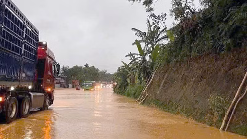 Quốc lộ 2 đoạn qua tỉnh Tuyên Quang bị ngập úng gây khó khăn cho người và phương tiện tham gia giao thông. Quốc lộ 2 đoạn qua tỉnh Tuyên Quang bị ngập úng gây khó khăn cho người và phương tiện tham gia giao thông.