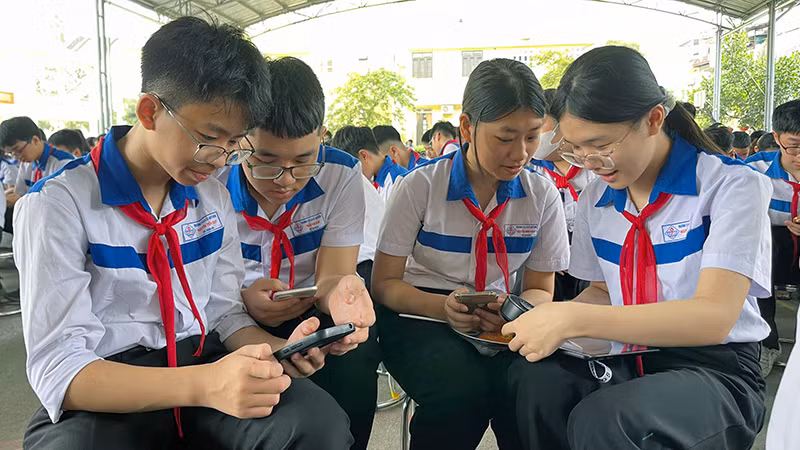 Học sinh sử dụng AI để vẽ tranh theo trí tượng tượng của mình.