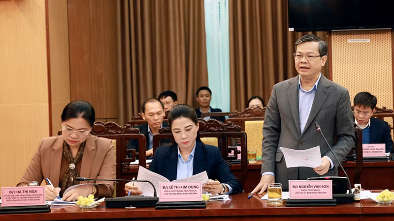 Đồng chí Nguyễn Văn Sơn, Chủ tịch Ủy ban nhân dân tỉnh Tuyên Quang báo cáo tình hình triển khai thực hiện dự án cao tốc Tuyên Quang-Hà Giang giai đoạn 1 đoạn qua tỉnh Tuyên Quang. Đồng chí Nguyễn Văn Sơn, Chủ tịch Ủy ban nhân dân tỉnh Tuyên Quang báo cáo tình hình triển khai thực hiện dự án cao tốc Tuyên Quang-Hà Giang giai đoạn 1 đoạn qua tỉnh Tuyên Quang.