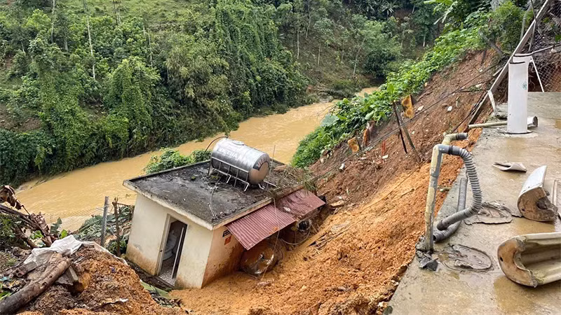 Nhà vệ sinh của Trường phổ thông dân tộc bán trú tiểu học, trung học cơ sở Xuân Lập, huyện Lâm Bình bị sụt lún do sạt lở ta-luy âm. Nhà vệ sinh của Trường phổ thông dân tộc bán trú tiểu học, trung học cơ sở Xuân Lập, huyện Lâm Bình bị sụt lún do sạt lở ta-luy âm.