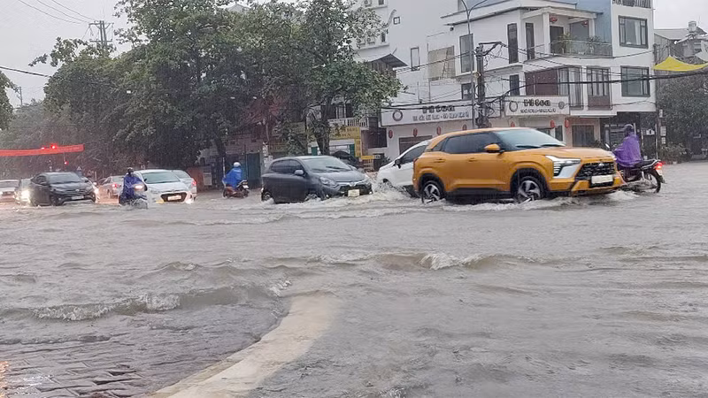 Phương tiện di chuyển khó khăn trên tuyến đường 17/8, thành phố Tuyên Quang. Phương tiện di chuyển khó khăn trên tuyến đường 17/8, thành phố Tuyên Quang.
