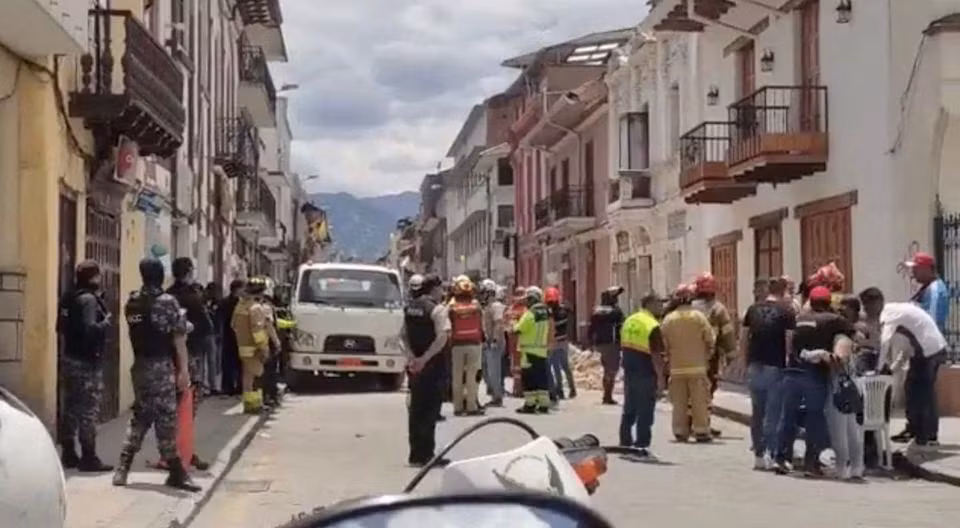 Lực lượng khẩn cấp tập trung trên một tuyến đường tại Cuenca, Ecuador để ứng phó sau động đất. (Ảnh: La Posta Cuenca/Reuters)