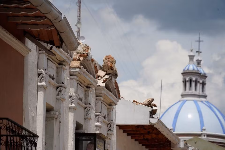 Ngôi nhà tại Cuenca, Ecuador chịu thiệt hại nhỏ sau trận động đất ngày 18/3/2023. (Ảnh: Reuters)