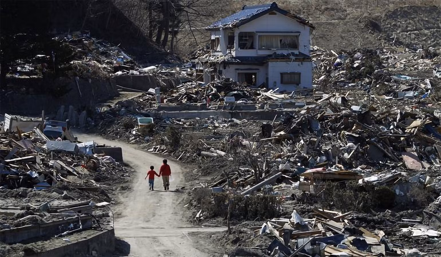 Người dân đi trong khu vực bị tàn phá bởi trận động đất và sóng thần ở Miyako, tỉnh Iwate, ngày 5/4/2011. (Ảnh: Reuters) Người dân đi trong khu vực bị tàn phá bởi trận động đất và sóng thần ở Miyako, tỉnh Iwate, ngày 5/4/2011. (Ảnh: Reuters)