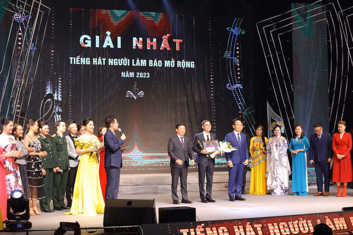 Ban Tổ chức trao các giải Ba. Liên chi hội Báo Nhân Dân có một giải Ba với tiết mục của thí sinh Nguyễn Văn Hải.