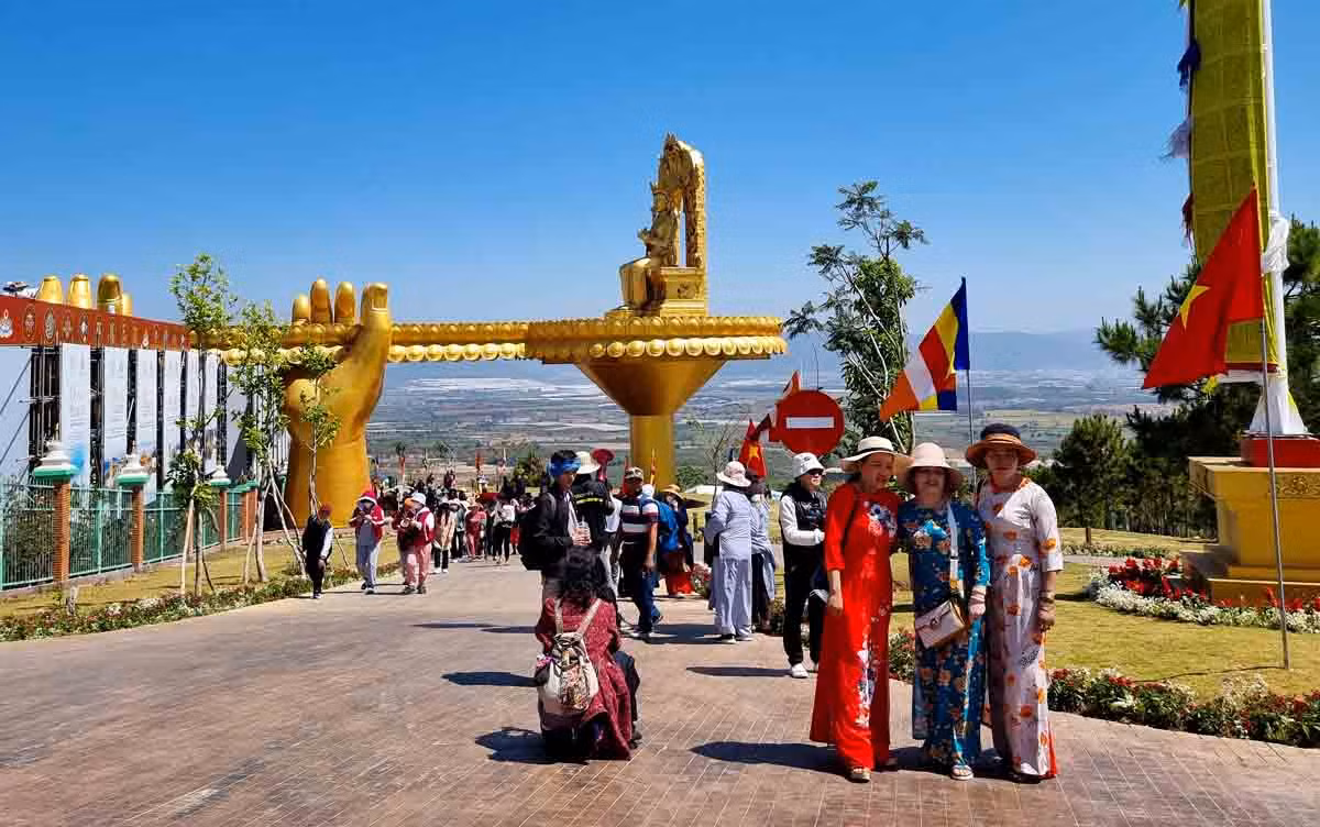 Du khách đến Samten Hills Dalat trong ngày khánh thành không gian văn hóa tâm linh. Du khách đến Samten Hills Dalat trong ngày khánh thành không gian văn hóa tâm linh.