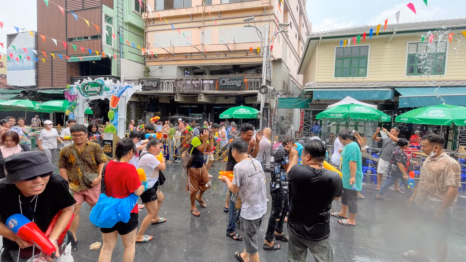 Cảnh tượng dòng người đông đúc dọc khắp các con phố, cả người dân và khách du lịch đang hào hứng chơi té nước chào đón năm mới của xứ Chùa Vàng - Ảnh Tuấn Anh