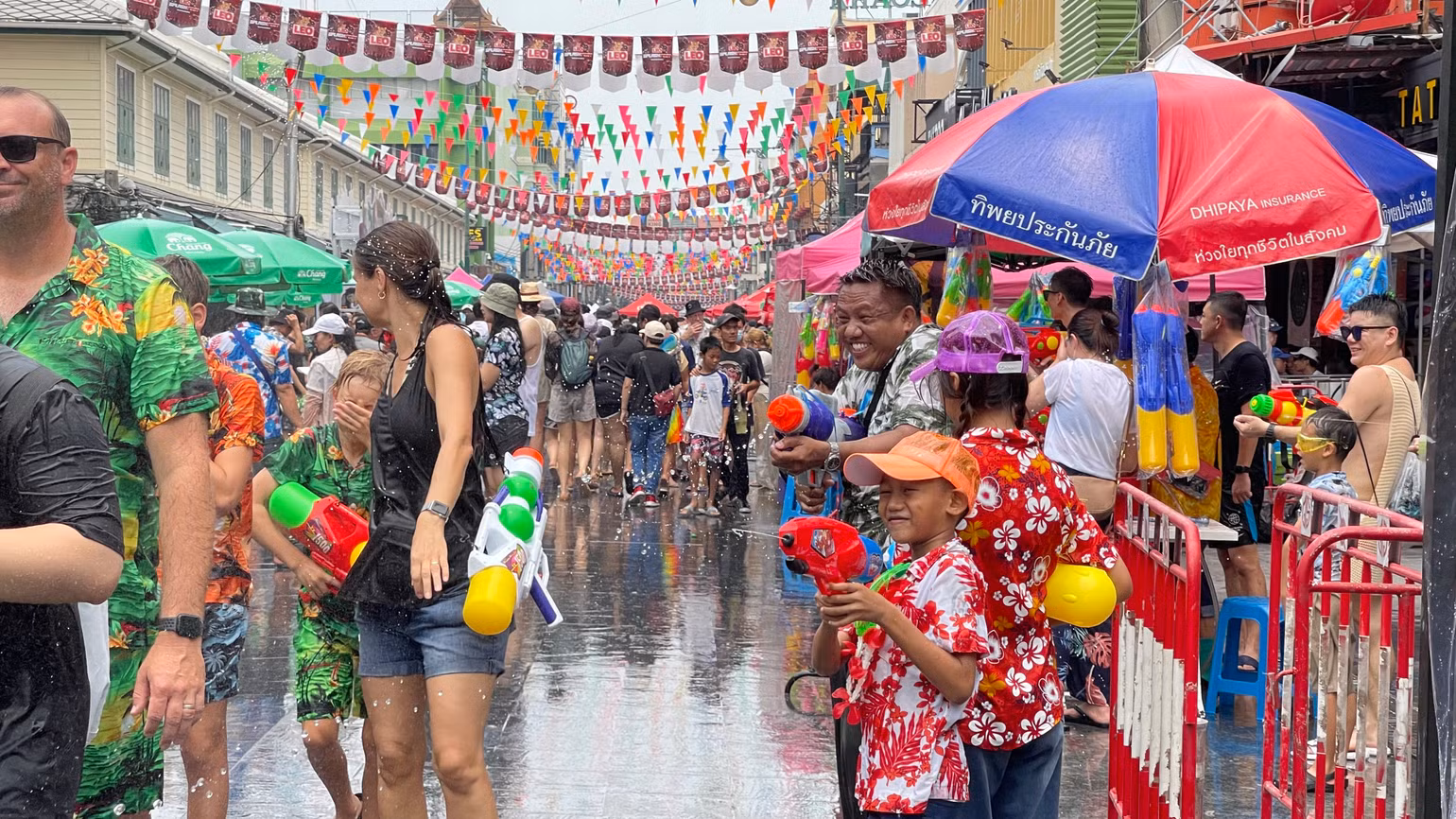 Khung cảnh vô cùng thú vị và tràn ngập niềm vui trên phố Khaosan. Một khi đã bước chân vào lễ hội Songkran, không cần phân biệt người quen hay lạ, chỉ cần nhắm và tạt nước vào mọi người xung quanh là cuộc vui sẽ không bao giờ chấm dứt - Ảnh Tuấn Anh