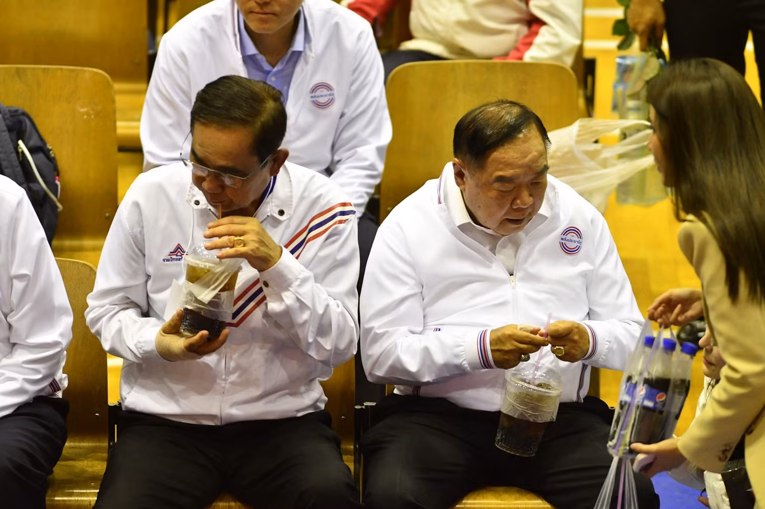 Ứng cử viên Đảng Quốc gia Thái Lan Thống nhất, ông Prayut Chan-o-cha ngồi cạnh lãnh đạo Đảng Phalang Pracharath, ứng cử viên Thủ tướng Prawit Wongsuwan tại Trung tâm Thanh niên Thái Lan-Nhật Bản ở Din Daeng sáng 3/4. (Ảnh: Khaosod English)