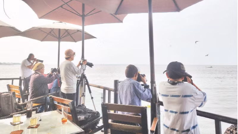 Các nghệ sĩ nhiếp ảnh bỏ nhiều công sức, thời gian để ghi được khoảnh khắc đẹp. Các nghệ sĩ nhiếp ảnh bỏ nhiều công sức, thời gian để ghi được khoảnh khắc đẹp.