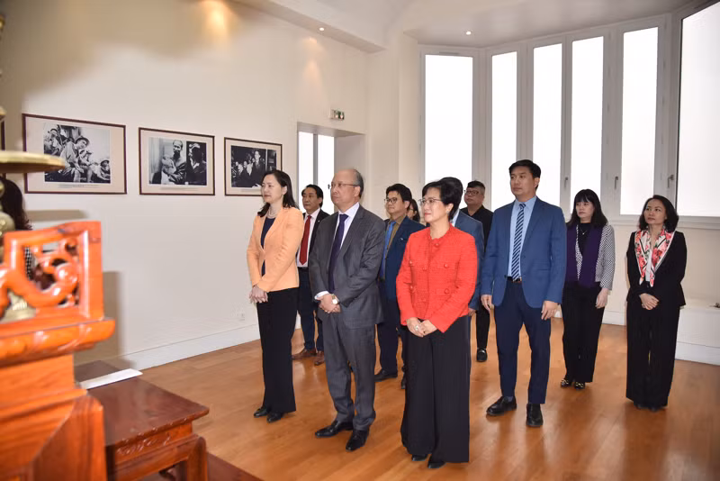 Tập thể các cơ quan đại diện Việt Nam tại Pháp luôn tâm niệm phải nỗ lực tiếp tục phấn đấu, nâng cao trí tuệ, bản lĩnh để hoàn thành tốt các nhiệm vụ trên mọi mặt. (Ảnh: MINH DUY) Tập thể các cơ quan đại diện Việt Nam tại Pháp luôn tâm niệm phải nỗ lực tiếp tục phấn đấu, nâng cao trí tuệ, bản lĩnh để hoàn thành tốt các nhiệm vụ trên mọi mặt. (Ảnh: MINH DUY)