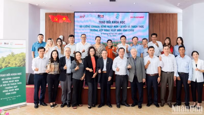 Các đại biểu tham gia tại buổi Trao đổi khoa học “Đo lường carbon rừng ngập mặn, cơ hội và thách thức - Trường hợp rừng ngập mặn Vĩnh Châu”