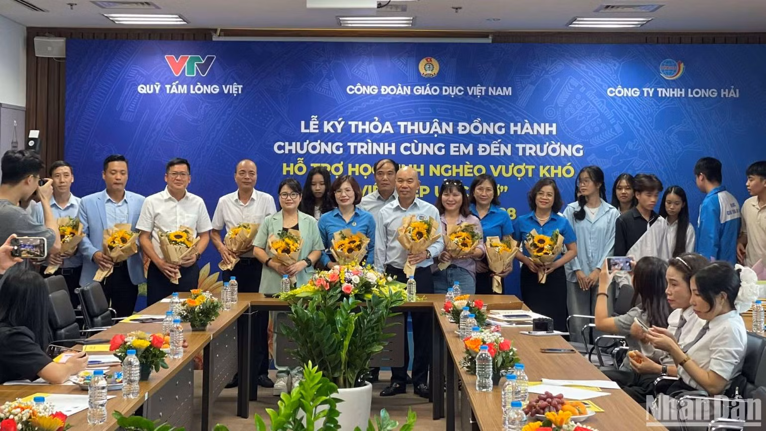 Sau 10 năm hoạt động, chương trình Cùng em đến trường đã kết nối, huy động các nguồn lực xã hội hỗ trợ hàng chục trường học, hàng trăm lớp học, hàng nghìn suất học bổng cùng áo ấm, xe đạp, sách vở đồ dùng học tập cho học sinh đến trường.