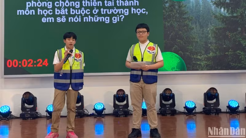 Hai thí sinh hóa thân thành những "cán bộ về phòng chống thiên tai" khi làm nhiệm vụ để trình bày phần hùng biện của mình.