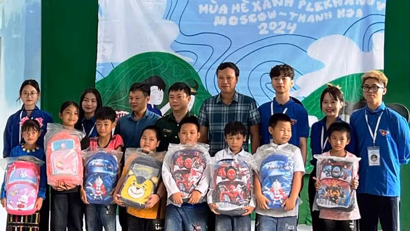 Các thanh niên tình nguyện tặng cặp sách cho học sinh miền núi Thanh Hóa.