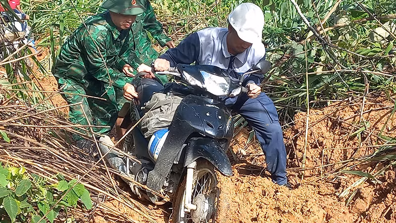 Bộ đội Biên phòng giúp dân vượt qua điểm sạt lở, sa bồi mặt đường. Bộ đội Biên phòng giúp dân vượt qua điểm sạt lở, sa bồi mặt đường.