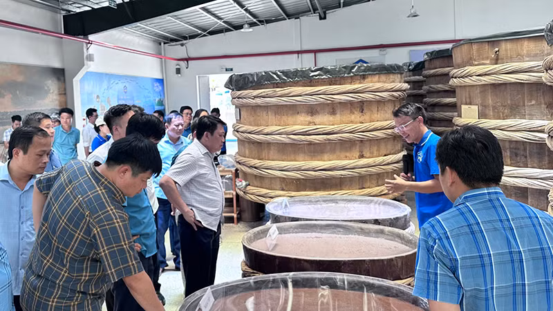 Khách tham quan nơi sản xuất, sản phẩm mắm truyền thống của Lê Gia.