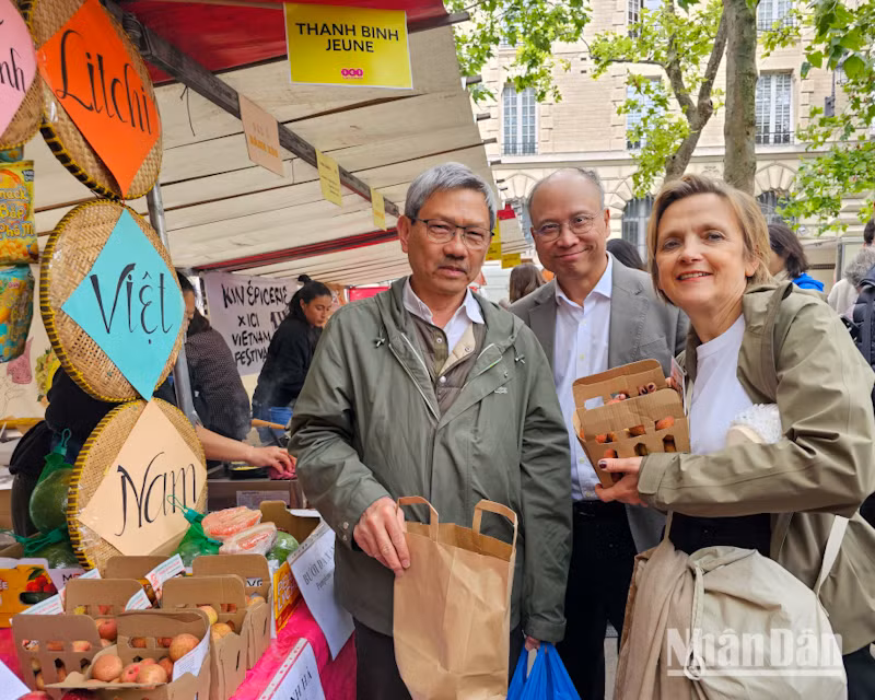 Bà Florence Berthout, Thị trưởng quận 5 (TP Paris), tin tưởng nông sản Việt Nam, đặc biệt là vải thiều, có thể chinh phục được thị hiếu khó tính của người dân Pháp. (Ảnh: MINH DUY)