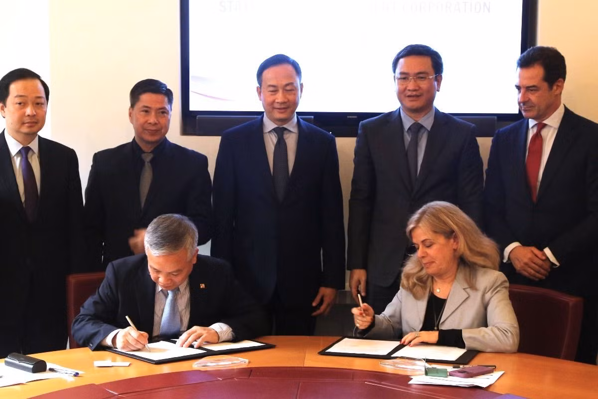 Ông Nguyễn Quốc Huy, Tổng giám đốc SCIC và bà Michal Ron đại diện SACE ký MoU về hợp tác giữa hai bên. (Ảnh: Trường Dụy/TTXVN) Ông Nguyễn Quốc Huy, Tổng giám đốc SCIC và bà Michal Ron đại diện SACE ký MoU về hợp tác giữa hai bên. (Ảnh: Trường Dụy/TTXVN)