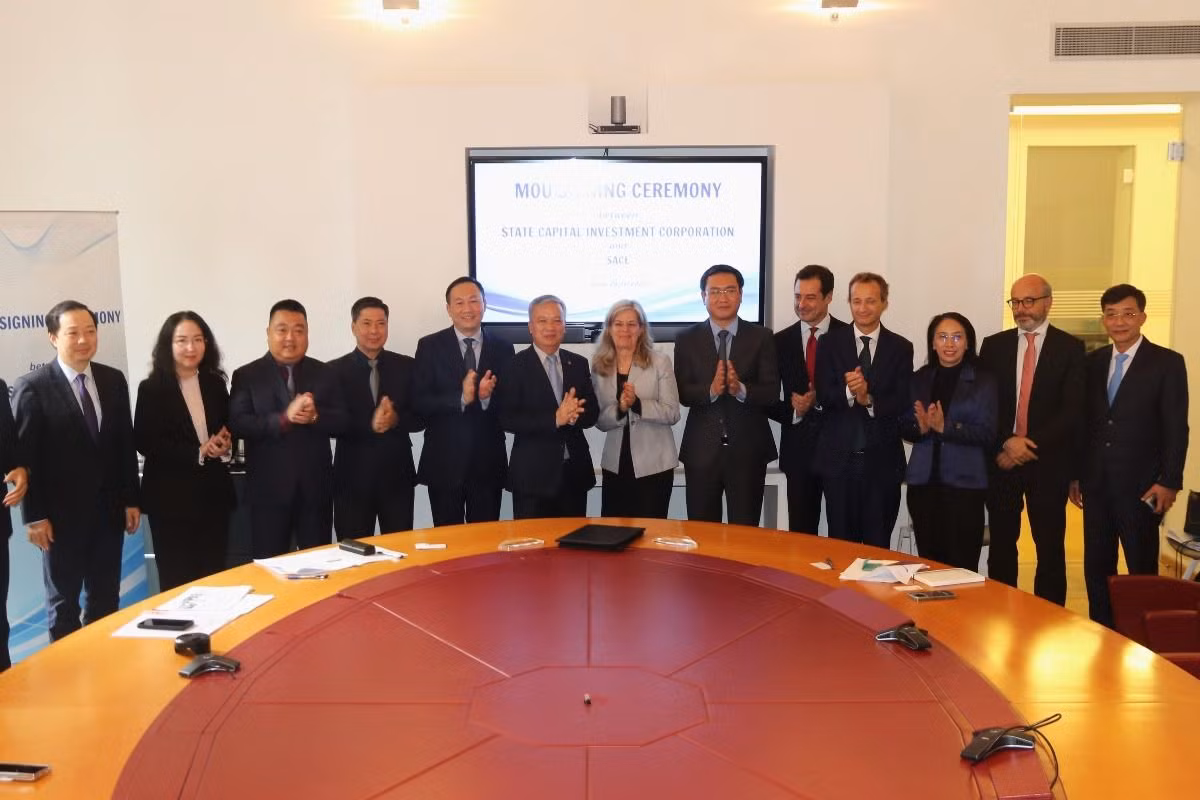 Các đại diện và đại biểu khách mời tại Lễ ký MoU về hợp tác giữa SCIC và SACE. (Ảnh: Trường Dụy/TTXVN) Các đại diện và đại biểu khách mời tại Lễ ký MoU về hợp tác giữa SCIC và SACE. (Ảnh: Trường Dụy/TTXVN)