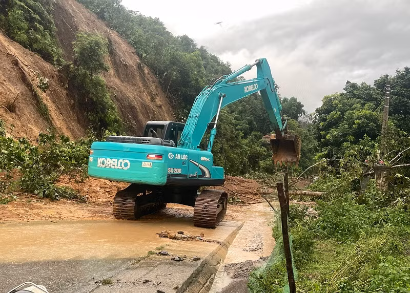 Quốc lộ 12 đoạn qua bản Mường Pồn 1 bị tê liệt hoàn toàn do hàng trăm nghìn m3 đất đá từ trên đồi đổ sập xuống. Dự kiến, chiều 25/7 mới có thể tạm thời thông tuyến.