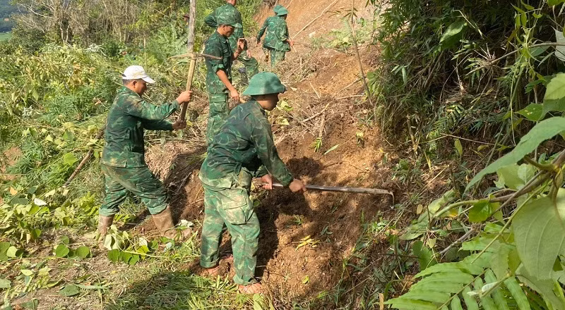 Cán bộ, chiến sĩ các đơn vị thuộc các lực lượng vũ trang phải làm việc liên tục mới tạm hoàn thiện hơn 3km đường mòn để lực lượng cứu hộ đưa lương thực, thực phẩm vào hỗ trợ người dân điểm dân cư Huổi Ké.