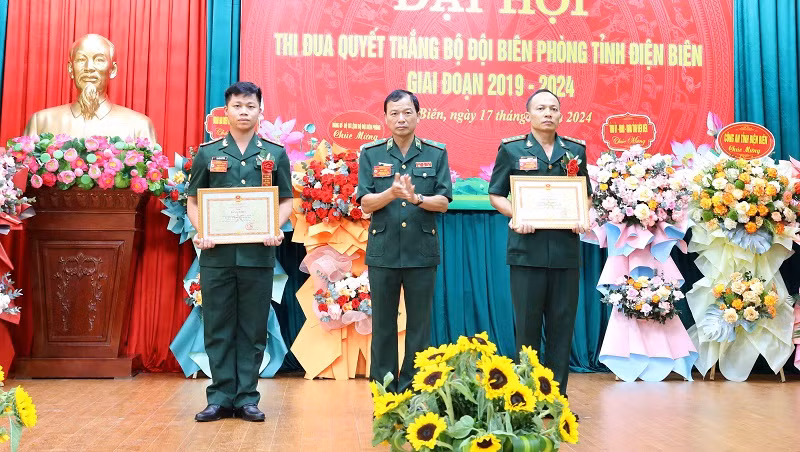 Thiếu tướng Lê Văn Phúc, Phó Tư lệnh Bộ đội Biên phòng trao Bằng khen của Bộ Tư lệnh Bộ đội Biên phòng tặng 2 tập thể thuộc Bộ đội Biên phòng tỉnh Điện Biên đạt nhiều thành tích trong phong trào thi đua quyết thắng, giai đoạn 2019-2024.