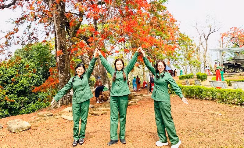 Tác giả Tô Hoàng Hợi (đầu tiên bên phải) trong chuyến về thăm đồi A1 lịch sử vừa qua. Tác giả Tô Hoàng Hợi (đầu tiên bên phải) trong chuyến về thăm đồi A1 lịch sử vừa qua.
