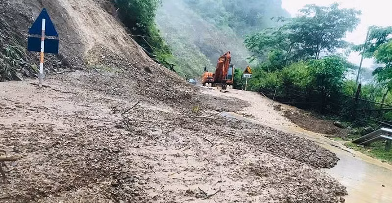 Công ty Cổ phần đường bộ 226 đang khẩn trương hót sạt trên tuyến quốc lộ 12, đoạn qua địa bàn huyện Mường Chà đi thị xã Mường Lay.