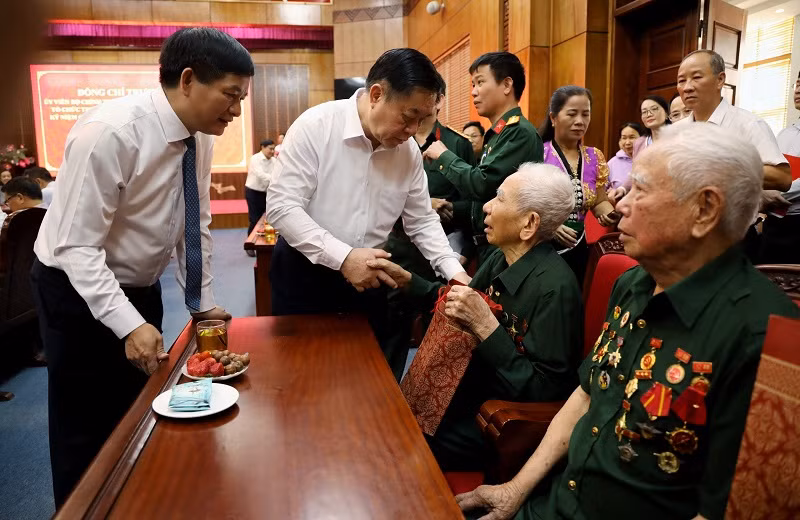 Đồng chí Nguyễn Trọng Nghĩa, Bí thư Trung ương Đảng, Trưởng Ban Tuyên giáo Trung ương cùng đồng chí Lê Thành Đô, Chủ tịch Ủy ban nhân dân tỉnh Điện Biên thăm hỏi, trao quà tặng chiến sĩ Điện Biên.