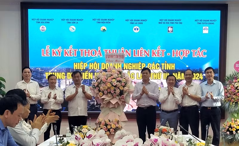 Đồng chí Vừ A Bằng, Phó Chủ tịch Ủy ban nhân dân tỉnh Điện Biên tặng hoa, chúc mừng hội nghị của Hiệp hội doanh nghiệp 6 tỉnh.