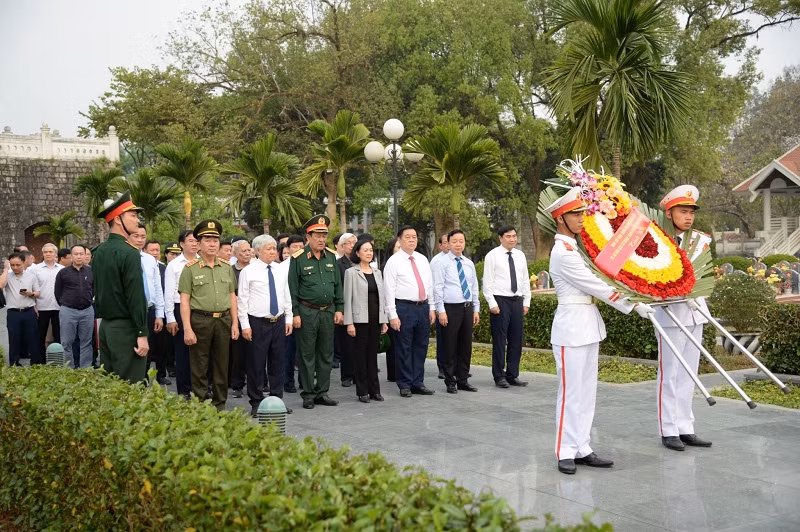 Đồng chí Trương Thị Mai cùng các thành viên đoàn công tác viếng các Anh hùng, liệt sĩ tại nghĩa trang liệt sĩ A1.