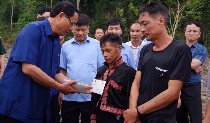 Đồng chí Trần Quang Phương, Ủy viên Trung ương Đảng, Phó Chủ tịch Quốc hội trao hỗ trợ các gia đình ở huyện Điện Biên bị thiệt hại do lũ quét. Đồng chí Trần Quang Phương, Ủy viên Trung ương Đảng, Phó Chủ tịch Quốc hội trao hỗ trợ các gia đình ở huyện Điện Biên bị thiệt hại do lũ quét.