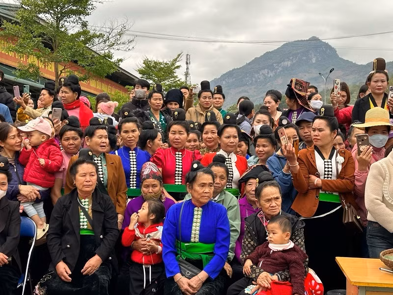 Nhân dân các xã chăm chú theo dõi phần thi giã bánh giầy.