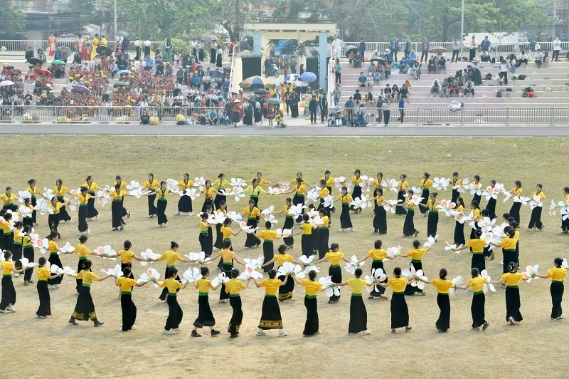 Vòng xòe hoa tại hội xòe.