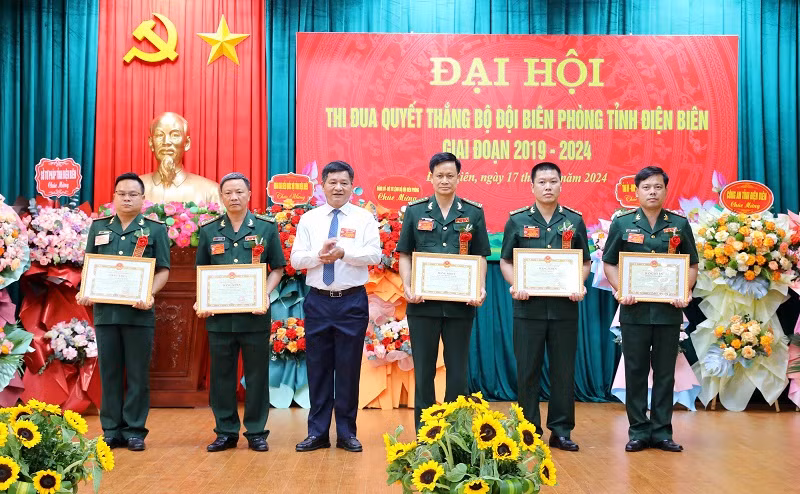 Đồng chí Lê Thành Đô, Chủ tịch Ủy ban nhân dân tỉnh Điện Biên trao Bằng khen của Ủy ban nhân dân tỉnh tặng các tập thể, cá nhân thuộc Bộ đội Biên phòng tỉnh Điện Biên, có thành tích trong thực hiện phong trào thi đua quyết thắng, giai đoạn 2019-2024.