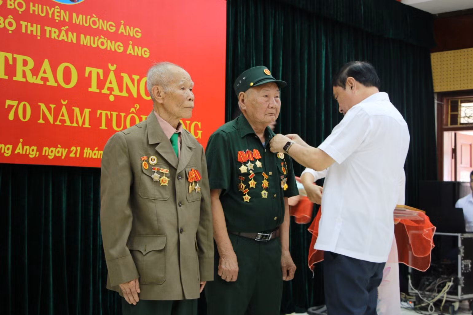 Đồng chí Trần Quốc Cường, Bí thư Tỉnh ủy Điện Biên trao Huy hiệu 70 năm tuổi đảng cho 2 chiến sĩ Điện Biên năm xưa là ông Nguyễn Công Nuôi và ông Hoàng Hải Đảo. Đồng chí Trần Quốc Cường, Bí thư Tỉnh ủy Điện Biên trao Huy hiệu 70 năm tuổi đảng cho 2 chiến sĩ Điện Biên năm xưa là ông Nguyễn Công Nuôi và ông Hoàng Hải Đảo.