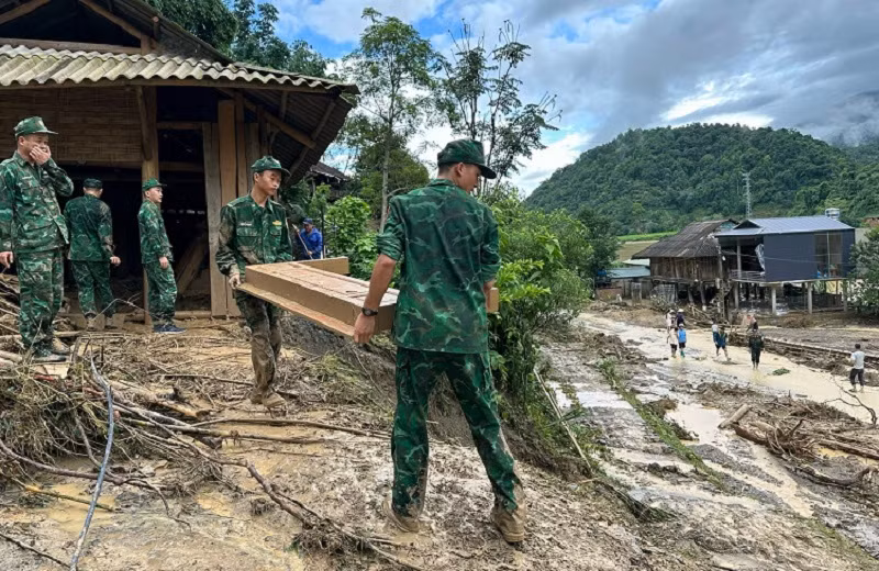 Bộ đội Biên phòng Điện Biên đã cử 45 cán bộ, chiến sĩ cùng các lực lượng tham gia cứu nạn, tìm kiếm người mất tích do lũ quét tại Mường Pồn.