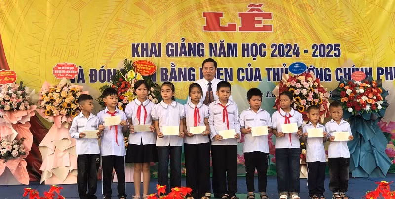 Đồng chí Hà Quang Trung, Ủy viên Ban Thường vụ Tỉnh ủy, Bí thư Thành ủy Điện Biên Phủ tặng quà học sinh vượt khó Trường Trung học cơ sở Him Lam (thành phố Điện Biên Phủ).