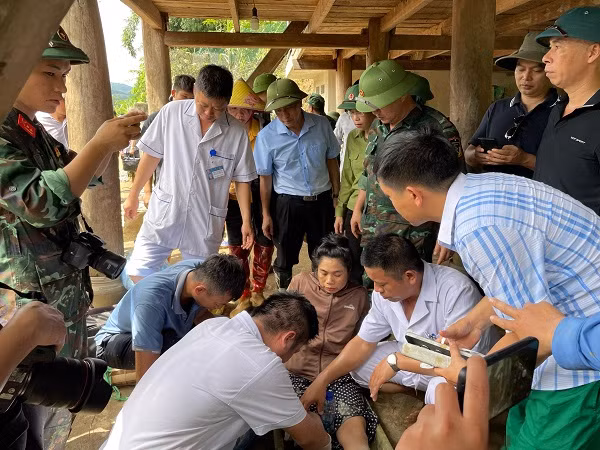 Một trong số những người bị thương do lở đất, lũ quét ở Mường Pồn được các lực lượng chức năng chăm sóc.