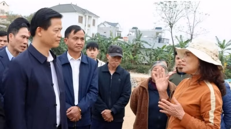 Đồng chí Vương Quốc Tuấn, Chủ tịch Ủy ban nhân dân tỉnh Bắc Ninh lắng nghe ý kiến người dân.