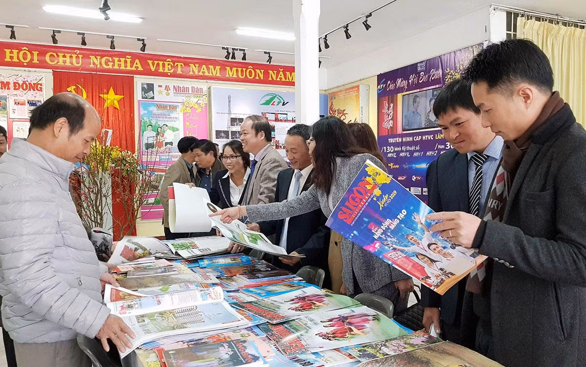 Lãnh đạo tỉnh Lâm Đồng và đại biểu tại không gian Hội Báo Xuân Lâm Đồng. (Ảnh: MAI VĂN BẢO) Lãnh đạo tỉnh Lâm Đồng và đại biểu tại không gian Hội Báo Xuân Lâm Đồng. (Ảnh: MAI VĂN BẢO)