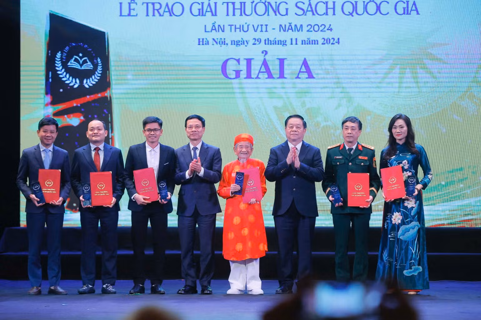 Các tác giả, đơn vị xuất bản được trao giải A. (Ảnh: MINH QUYẾT)