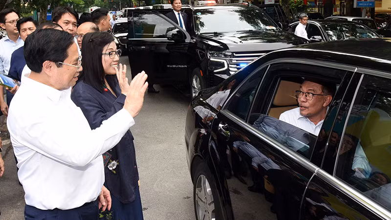 Chuyến thăm của Thủ tướng Malaysia tới Việt Nam lần này có ý nghĩa quan trọng trong bối cảnh hai nước kỷ niệm 50 năm thiết lập quan hệ ngoại giao; góp phần đưa quan hệ Việt Nam-Malaysia ngày càng đi vào chiều sâu, thực chất và hiệu quả. Chuyến thăm của Thủ tướng Malaysia tới Việt Nam lần này có ý nghĩa quan trọng trong bối cảnh hai nước kỷ niệm 50 năm thiết lập quan hệ ngoại giao; góp phần đưa quan hệ Việt Nam-Malaysia ngày càng đi vào chiều sâu, thực chất và hiệu quả.