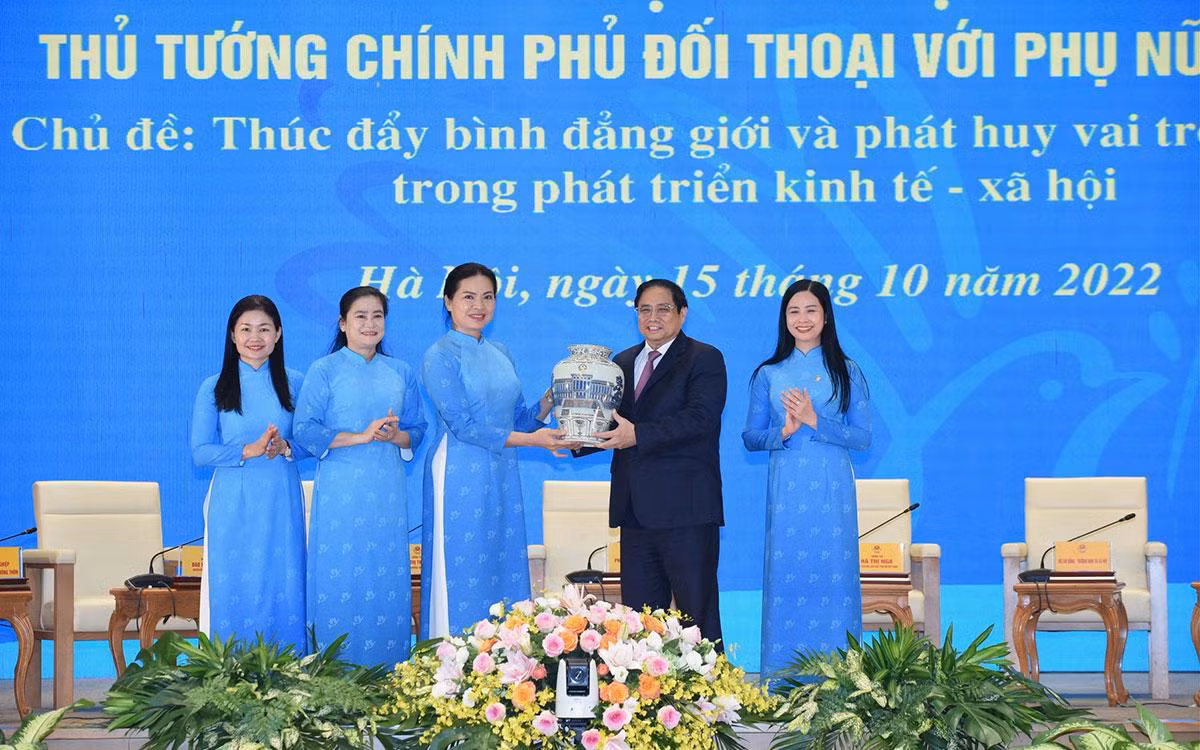 Thủ tướng tặng quà lưu niệm cho Hội Liên hiệp Phụ nữ Việt Nam. Thủ tướng tặng quà lưu niệm cho Hội Liên hiệp Phụ nữ Việt Nam.